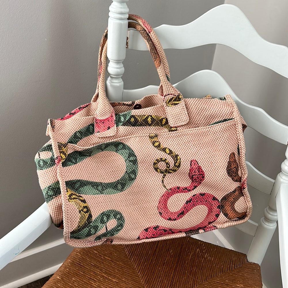 Vince Camuto Orla Linen Tote Bag Pink
Snakes Print